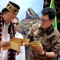 Dato Tahir Tebar BLT Miliaran Rupiah dan Bangun Ratusan Hunian Buat Korban Gempa Flores