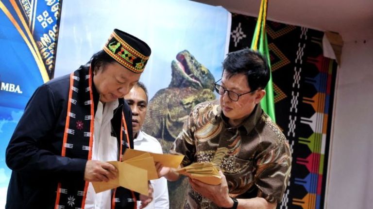 Dato Tahir Tebar BLT Miliaran Rupiah dan Bangun Ratusan Hunian Buat Korban Gempa Flores