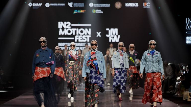200 Desainer Unjuk Karya di IN2MOTIONFEST X JMFW 2026, Intip Arah Tren Modest Fesyen 2027/2028
