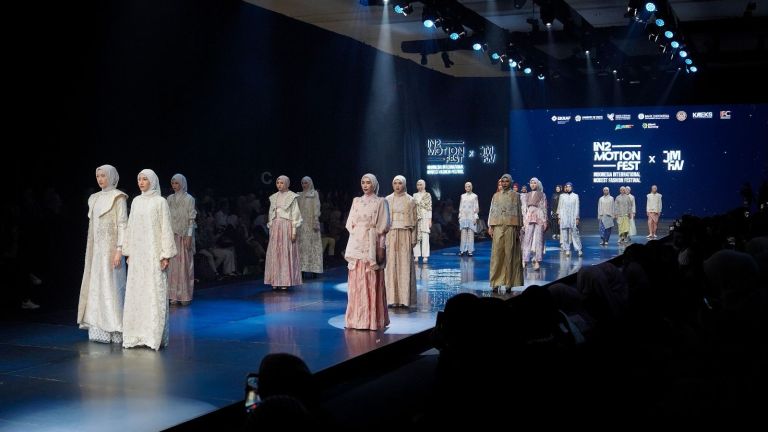 Wastra Nusantara Unjuk Gigi di IN2MOTIONFEST X JMFW, Desainer dari 10 Negara Ikut Berkolaborasi