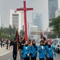 Natalius Pigai ‘Kepanasan’ Gegara Salib Merah: Demi Nama Tuhan Kalian Tidak Bakal Jadi Apa-apa di Negeri Ini!