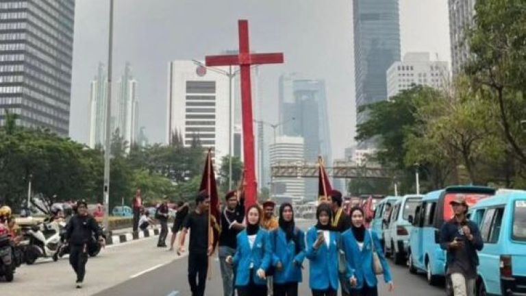 Natalius Pigai ‘Kepanasan’ Gegara Salib Merah: Demi Nama Tuhan Kalian Tidak Bakal Jadi Apa-apa di Negeri Ini!