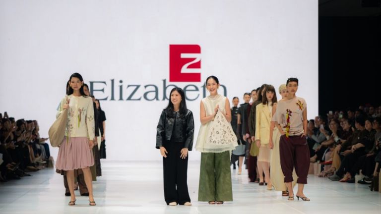 ‎Elizabeth Eksplorasi Material Tas Jadi Busana Lewat Koleksi Terbaru di JFW 2027