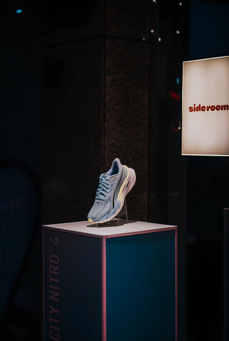 Sepatu lari PUMA Velocity Nitro™ 4 dilengkapi dengan berbagai teknologi terbaru seperti full-length NITROFOAM™ midsole hingga engineered mesh upper. Sepatu lari ini dibanderol dengan harga Rp2.099.000