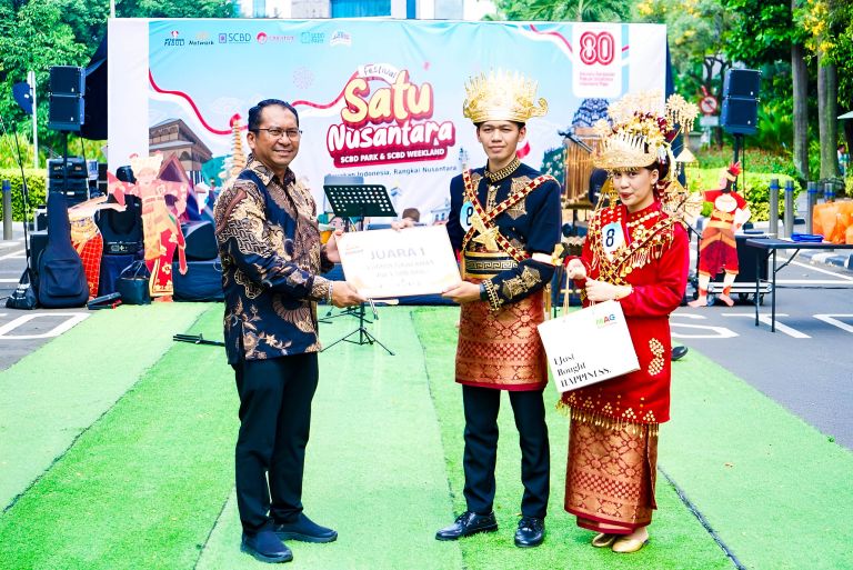 Artha Graha Peduli (AGP) bersama Artha Graha Network (AGN) mengadakan lomba busana daerah oleh karyawan-karyawan perusahaan di SCBD