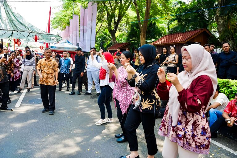 Kegiatan lomba di SCBD Jakarta dalam rangka memperingati HUT ke-80 RI melibatkan karyawan Artha Graha dan masyarakat