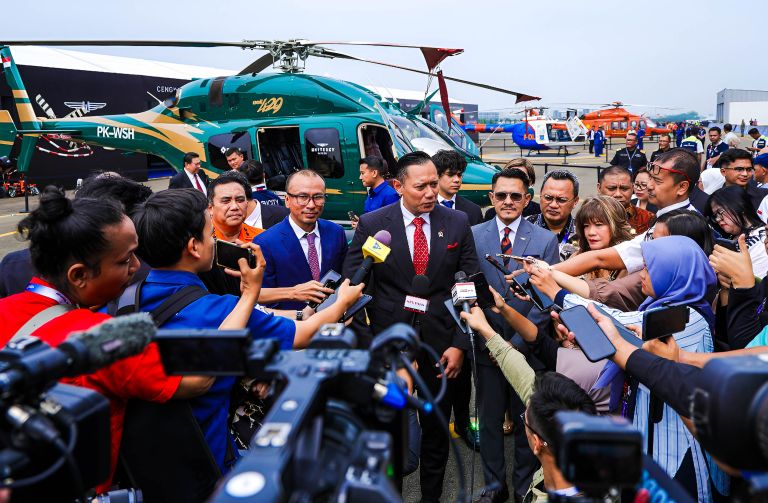 Menteri Koordinator Bidang Infrastruktur dan Pembangunan Kewilayahan, Agus Harimurti Yudhoyono (AHY), menjawab pertanyaan para wartawan di ajang HEXIA 2025