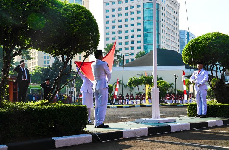 Peringatan HUT ke-80 RI di Hotel Borobudur Jakarta mengusung tema persatuan, kebersamaan, dan kecintaan terhadap budaya Nusantara. Perayaan ini menjadi momentum berharga bagi segenap karyawan, tamu hotel, maupun masyarakat luas