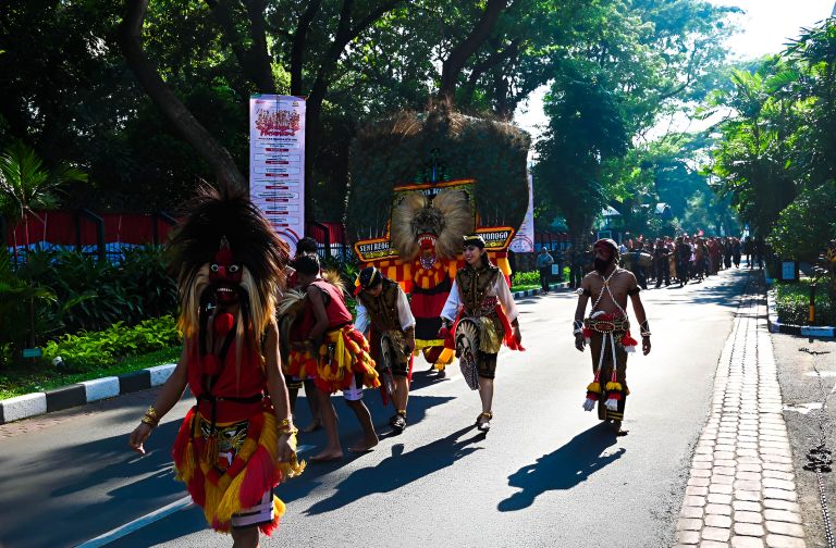 Para peserta Pawai Nusantara di Hotel Borobudur Jakarta mengenakan pakaian adat dari berbagai daerah, mencerminkan kekayaan budaya Indonesia dari Sabang sampai Merauke