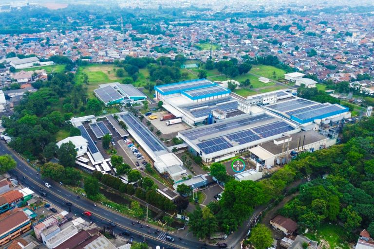 Dengan utilisasi sebesar 46% (dari keseluruhan luas area 10 hektar), Bayer Supply Center Healthcare Cimanggis telah mengaplikasikan energi hijau melalui 1,6 hektare solar panel atap terpasang