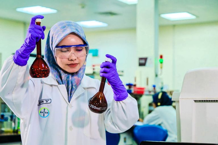 Bayer Supply Center Healthcare Cimanggis dilengkapi teknologi manufaktur canggih yang telah tersertifikasi BPOM, ISO, PIC/S, EU, TGA, HALAL, dan HACCP