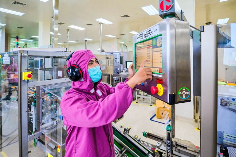 Bayer Supply Center Healthcare Cimanggis menerapkan sistem digitalisasi dan automasi yang berkelanjutan melalui program Factory of the Future (FoF) dengan sumber daya manusia yang mumpuni