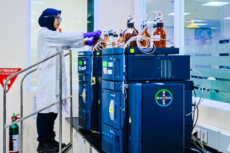 Peneliti tengah bekerja di Bayer Supply Center Healthcare Cimanggis, Depok