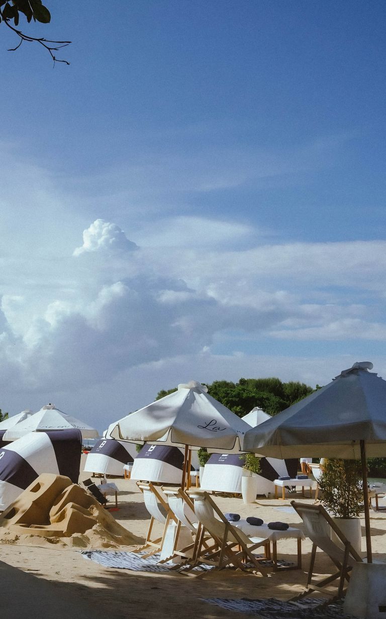 Le Bleu by K-Club menyajikan pengalaman gastronomi, hidangan yang terinspirasi oleh lingkungan sekitar, dan dihidupkan oleh hiburan yang meriah dan semarak