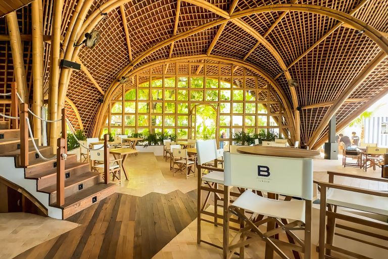 Kemewahan Le Bleu by K-Club ditonjolkan dengan nuansa warna-warna pesisir biru-putih yang trendi, tempat duduk yang nyaman, serta suasana santai namun tetap berkelas