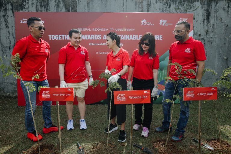 Direksi Generali Indonesia beserta jajaran manajemen dan karyawan Generali Indonesia saat seremoni penanaman pohon.