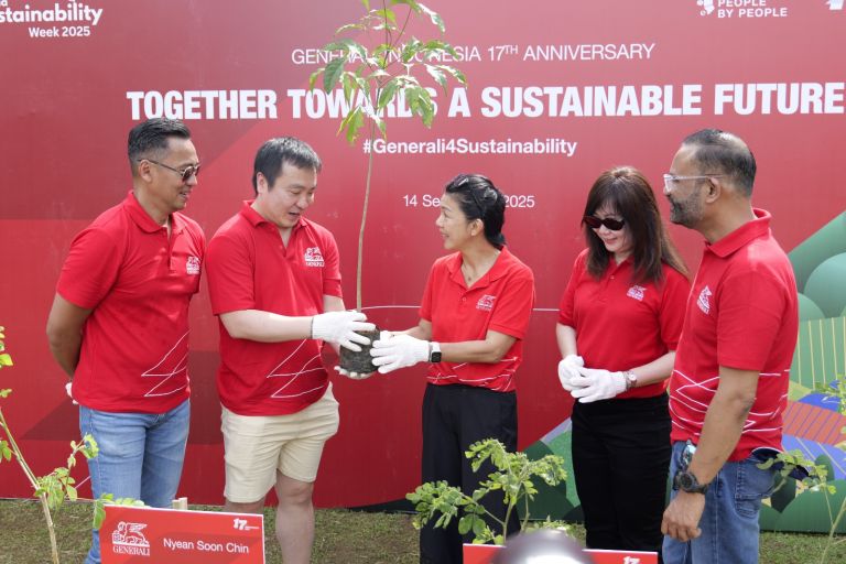 Direksi Generali Indonesia beserta jajaran manajemen dan karyawan Generali Indonesia saat seremoni penanaman pohon.