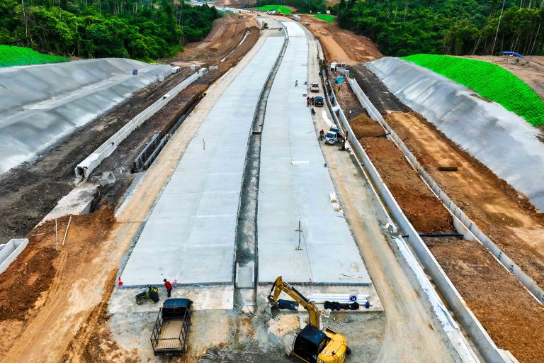 Beberapa proyek multiyears dari Tahap I tetap berjalan hingga 2025, termasuk Istana Wakil Presiden, Masjid Negara, hunian ASN, dan tol Balikpapan–IKN, yang ditargetkan selesai pada akhir tahun 2025