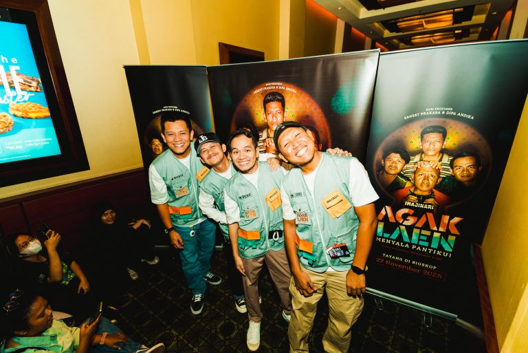 Para komika Bene Dion, Boris Bokir, Indra Jegel, dan Oki Rengga akan kembali beraksi dalam film terbaru produksi Imajinari berjudul Agak Laen: Menyala Pantiku!. Film tersebut dijadwalkan tayang di bioskop seluruh Indonesia pada 27 November 2025 mendatang