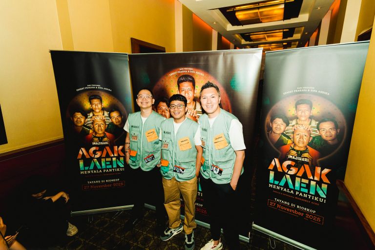 Produser Ernest Prakasa bersama dengan produser Dipa Andika dan penulis serta sutradara Muhadkly Acho