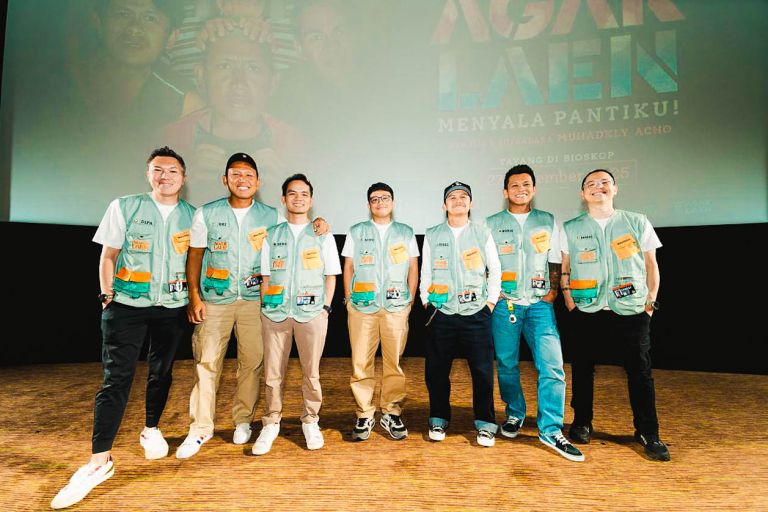 Jajaran aktor Tanah Air akan terlibat dalam film Agak Laen: Menyala Pantiku! seperti Tissa Biani, Ayushita, Jajang C Noer, Egi Fedly, Tika Panggabean, Ariyo Wahab, dan Surya Saputra