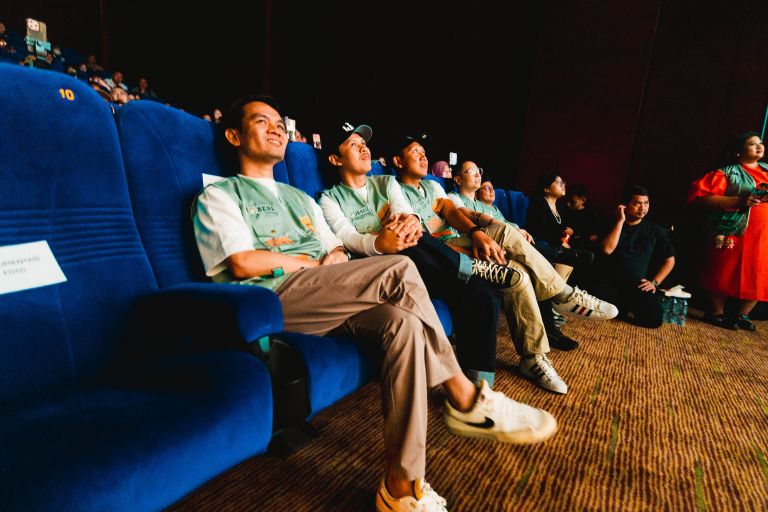 Film Agak Laen: Menyala Pantiku! juga turut dibintangi oleh komedian senior Jarwo Kwat serta aktor kawakan Malaysia Chew Kin Wah