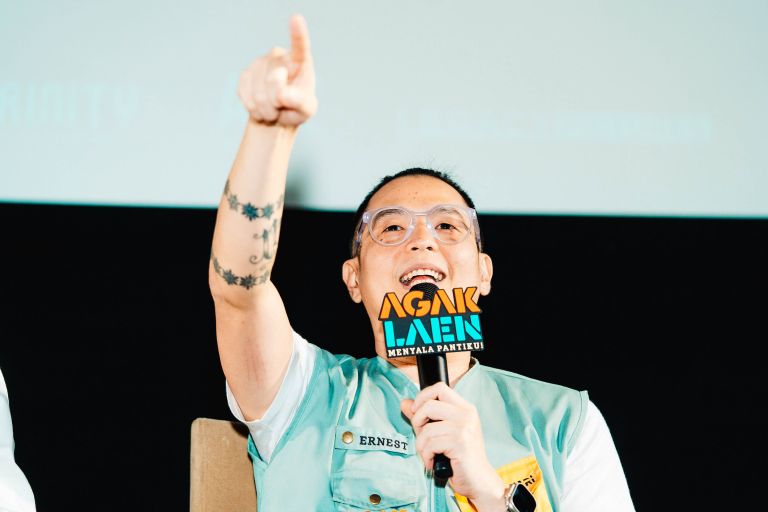 Film Agak Laen: Menyala Pantiku! bukan merupakan prekuel maupun sekuel dari karya sebelumnya, melainkan menghadirkan kisah baru yang digarap oleh sutradara Muhadkly Acho bersama duo produser Ernest Prakasa dan Dipa Andika