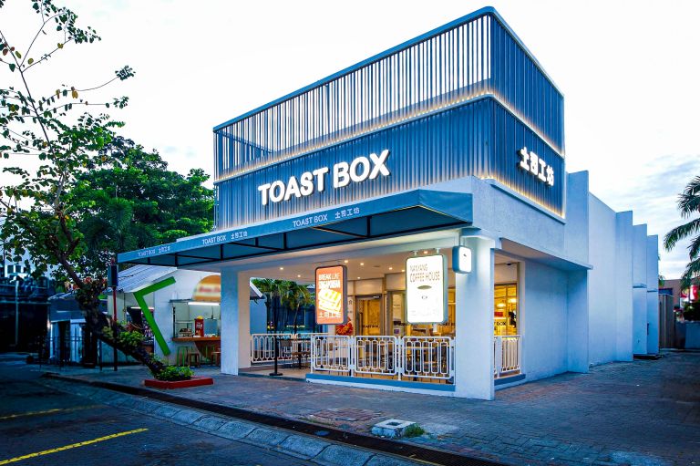 Tampak depan gerai Toast Box Indonesia di Rest Area Km 57 di Tol Jakarta Cikampek. Gerai Toast Box beroperasi mulai dari pukul 06.00-22.00 WIB pada hari Minggu-Kamis dan pukul 06.00-24.00 WIB pada Jumat, Sabtu, dan hari libur.