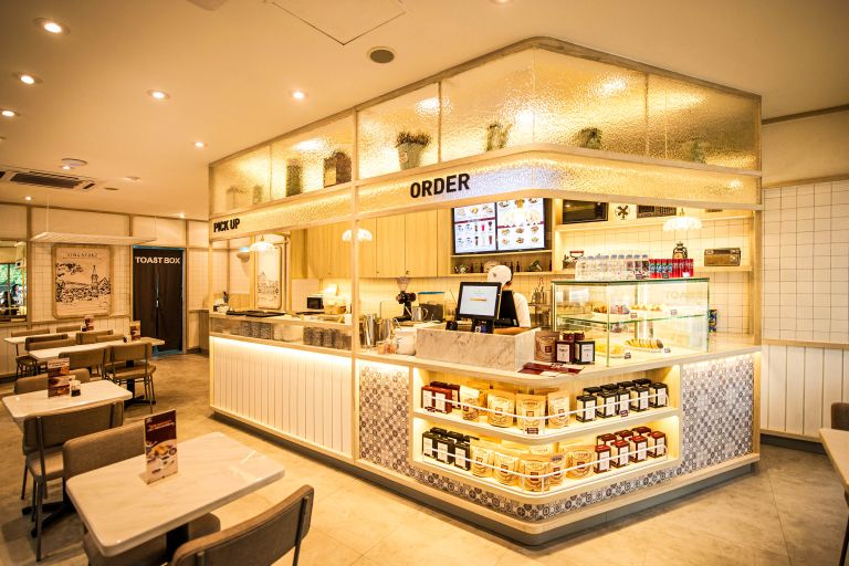 Tampak dalam gerai Toast Box Indonesia di Rest Area Km 57 di Tol Jakarta Cikampek. Gerai Toast Box Indonesia di Rest Area Km 57 menandai langkah ekspansif mereka membuka gerai mandiri pertama di Tanah Air.