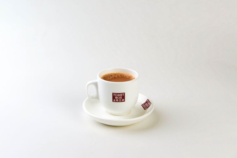 Kopi Nanyang yang menjadi menu andalan di Toast Box Indonesia. Toast Box lahir dari sebagai wujud pelestarian budaya kopi dan roti panggang Nanyang yang populer di Singapura pada era 1960-an dan 70-an.