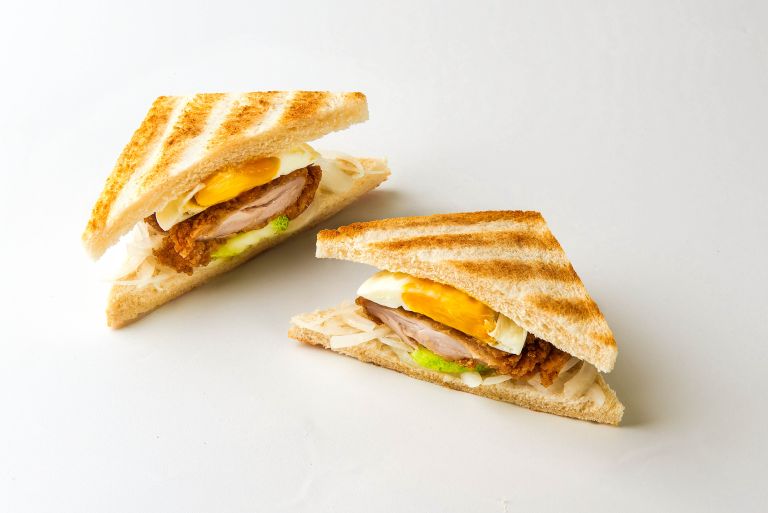 Toast Box Indonesia menghadirkan beberapa menu seperti Kaya Toast, Singapore Laksa, Fishball Bee Hoon, Mee Siam, hingga Chic Chop Sandwich.