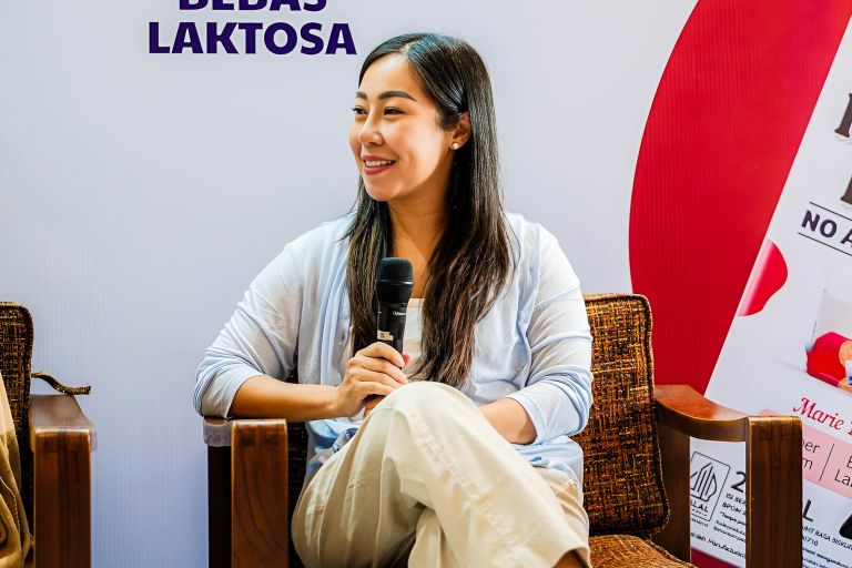 MNU-certified nutritionist, Alvina Olivia, mengatakan bahwa saat individu mengonsumsi makanan atau minuman manis berlebihan maka kadar glukosa dalam darah naik dan memberi sinyal ke otak untuk melepas dopamin.