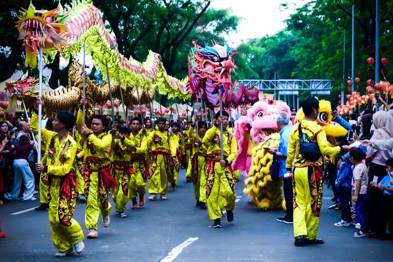 Parade Giant Liong dalam perayaan Tahun Baru Imlek di Kawasan SCBD