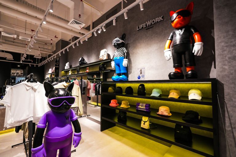 LifeWork, merek besutan Hideaway Co, dikenal sebagai representasi street fashion modern dengan identitas visual yang khas