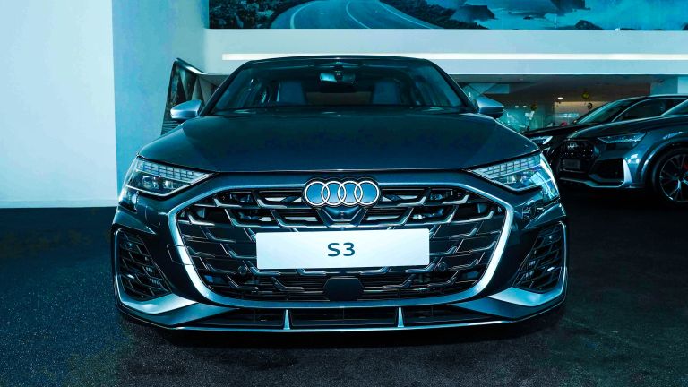 Audi S3 menghadirkan pendekatan desain ala S line yang lebih tegas dengan proporsi lebih rendah dan lebar. Di bagian depan, singleframe frameless grille tampil dominan dipadukan dengan air intake berukuran besar dan elemen desain berbentuk L