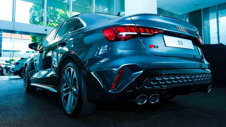 The New Audi S3 menghadirkan empat pilihan digital daytime running light signatures, memungkinkan setiap kendaraan menampilkan karakter visual yang berbeda sesuai preferensi pengemudi