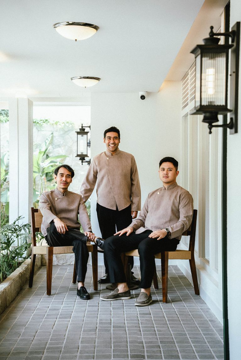 Para karyawan duduk di teras depan Uma Oma Heritage