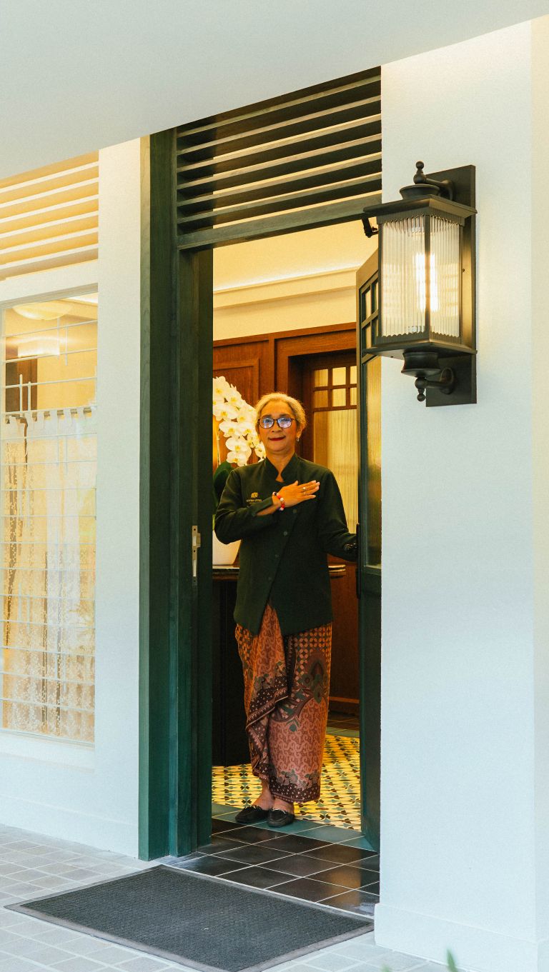 Oma Betty menyambut para tamu yang hadir ke Uma Oma Heritage