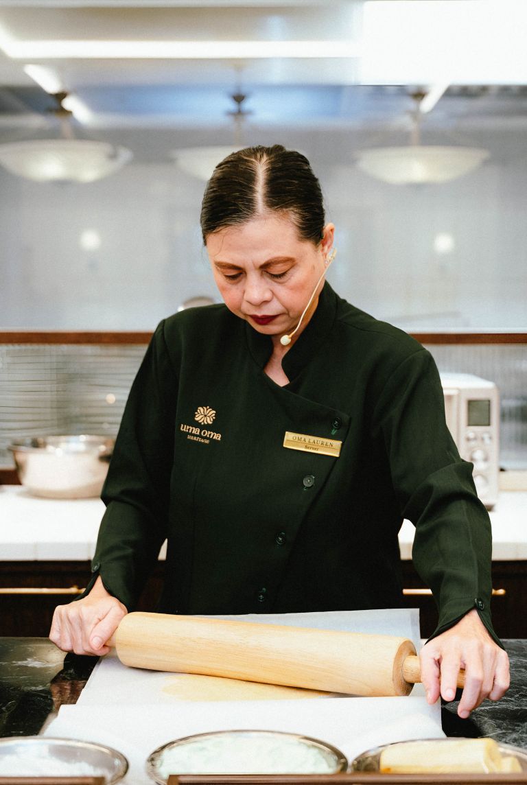 Uma Oma Heritage menghadirkan diferensiasi melalui kehadiran para pekerja lanjut usia yang akrab disapa sebagai Oma