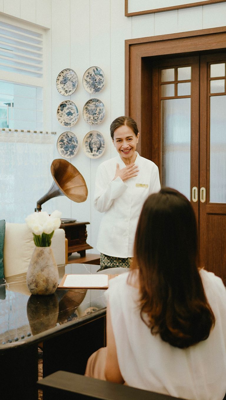 Oma Jo menyambut tamu yang hadir ke Uma Oma Heritage