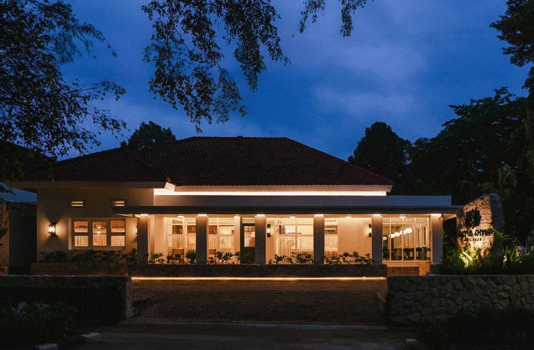 Tampak depan Uma Oma Heritage pada malam hari