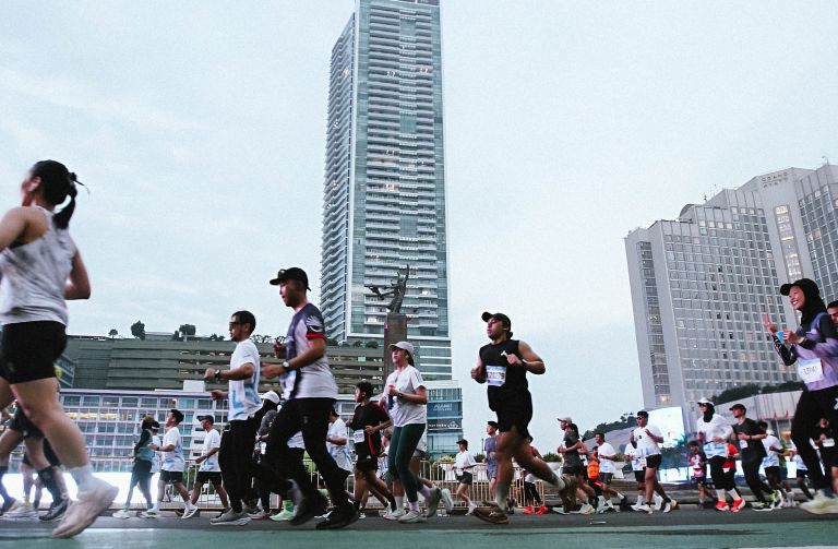 BTN Jakarta International Marathon 2026 kembali menegaskan posisi sebagai ajang lari terbesar di Indonesia dengan partisipasi puluhan ribu pelari dari berbagai daerah di Indonesia dan mancanegara