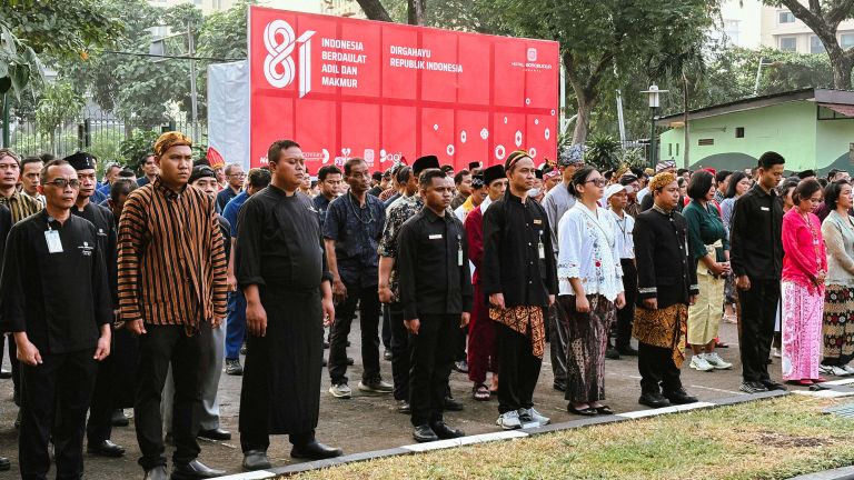 Kemeriahan perayaan pada 17 Agustus 2026 diawali dengan pelaksanaan upacara bendera di area parkir hotel yang diikuti oleh para tamu dan manajemen
