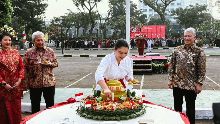 Usai upacara, perayaan dilanjutkan dengan prosesi kerok tumpeng sebagai simbol rasa syukur dan kebersamaan