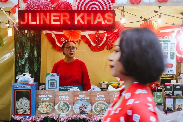Berbagai pelaku usaha turut menghadirkan ragam kuliner Nusantara yang dapat dinikmati pengunjung. Kehadiran UMKM tersebut menjadi bagian dari upaya mendukung pemberdayaan ekonomi lokal