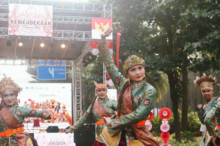 Pengunjung dapat menikmati berbagai pertunjukan tari dan musik, di antaranya Tari Gambyong, Bedhaya/Srimpi, Tari Remo, Tari Saman, Papua Dance Movement, Sape, Sasando, dan Gondang Batak
